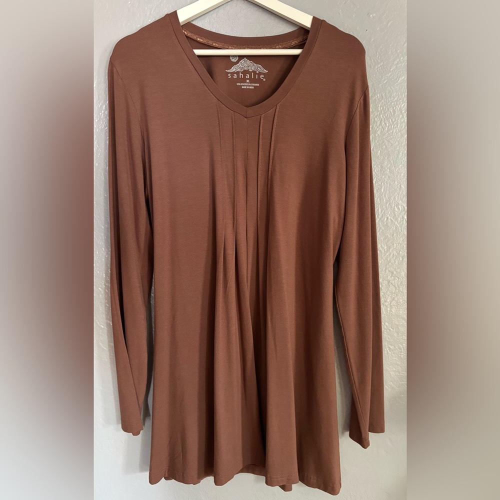 Sahalie tunic top. Women’s size XL. Long sleeve. Viscose/spandex blend.